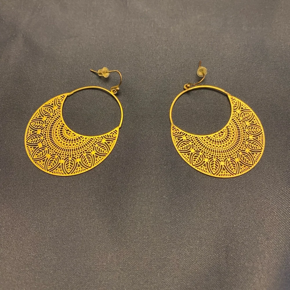 Filigree gold tone hoop dangle earrings - Picture 2 of 6